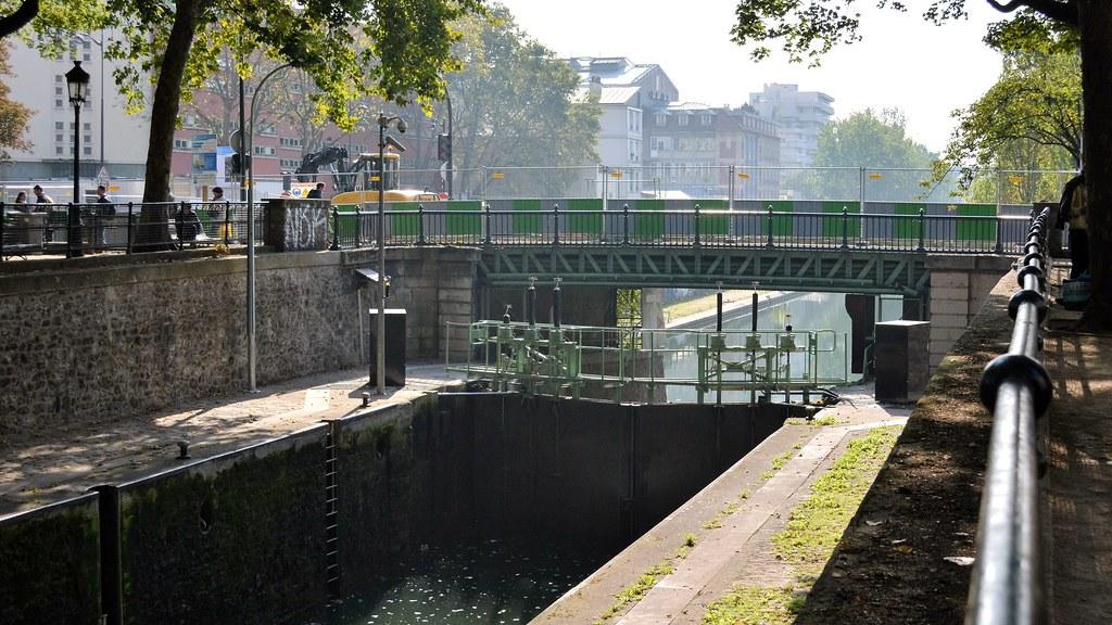 Paris Canal Saint-Martin Residents Navigate Fiber Expansion Amid Data Gaps