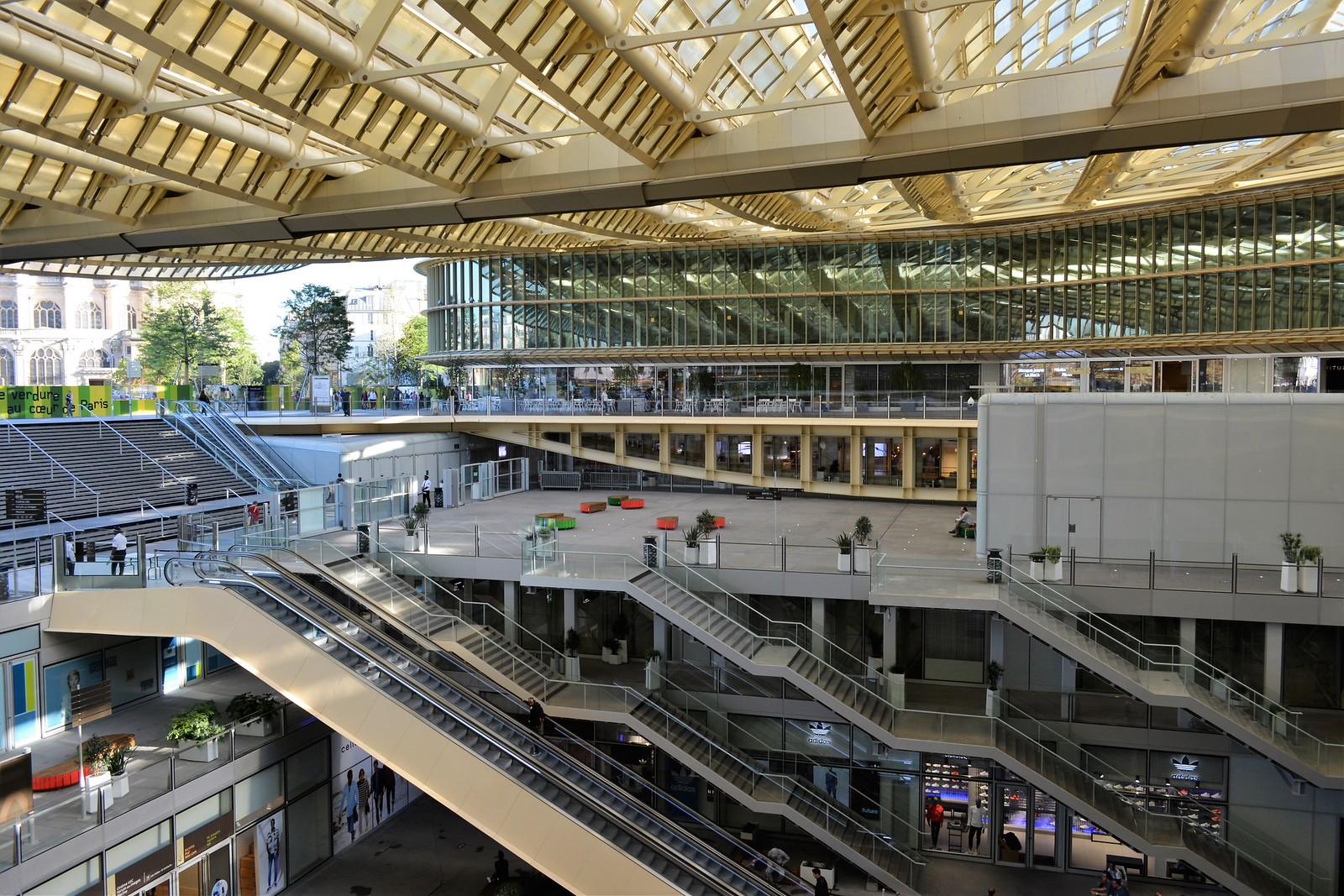 Marché Bastille Traders Focus on Thursday Reopening Preparations